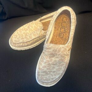 Hey Dude Misty Woven Cheetah Tan with soft mauve spots